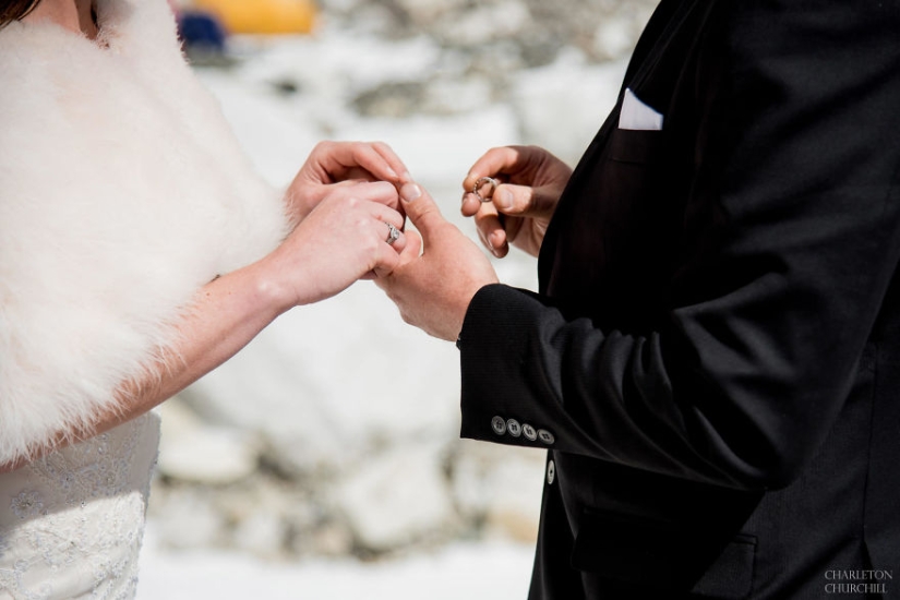 Está prohibido besarse durante mucho tiempo: los amantes se casaron escalando el monte Everest