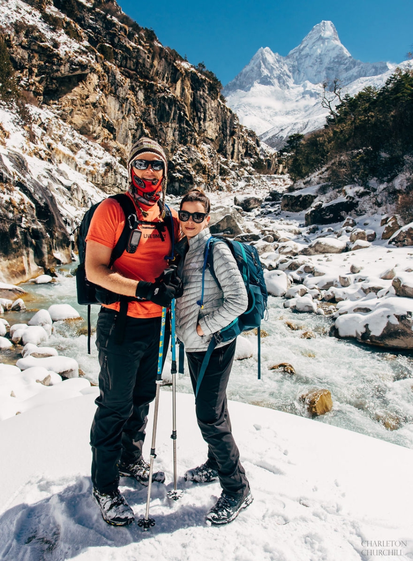 Está prohibido besarse durante mucho tiempo: los amantes se casaron escalando el monte Everest