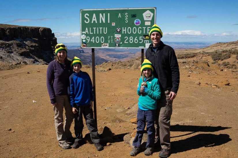 Esta familia vendió su casa y autos para viajar alrededor del mundo.