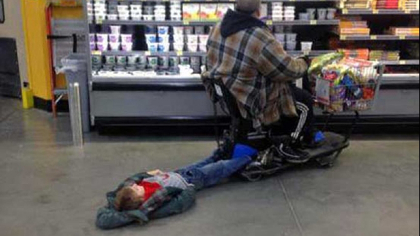 Esta gente acaba de llegar al supermercado americano Walmart para ir de compras