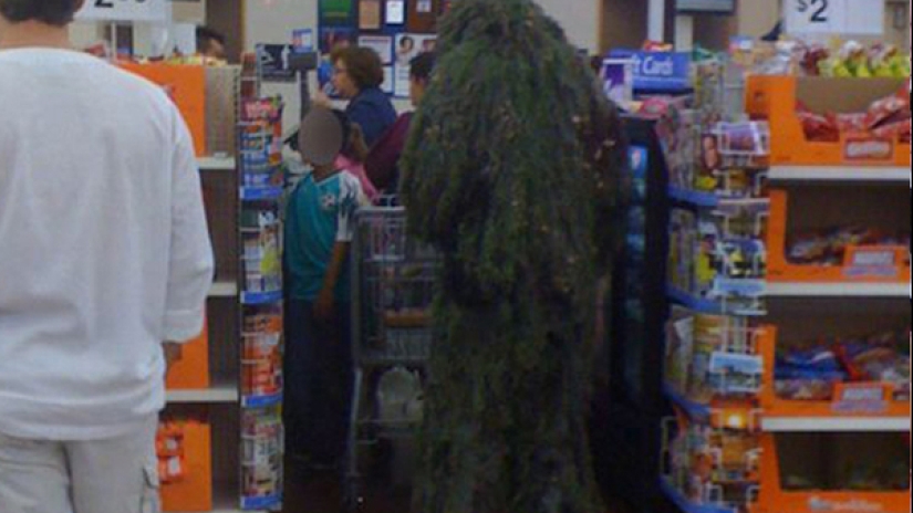 Esta gente acaba de llegar al supermercado americano Walmart para ir de compras