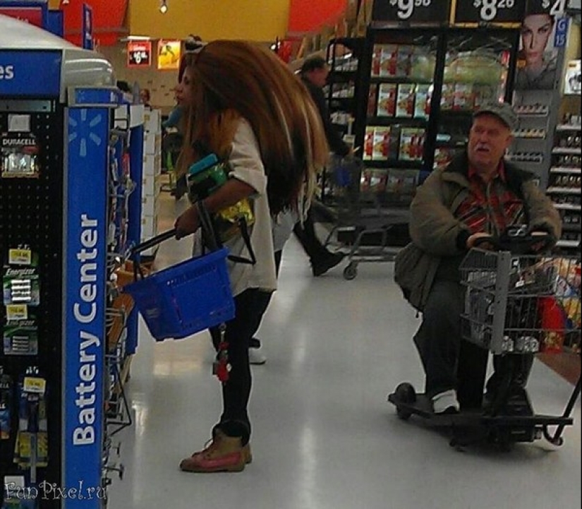 Esta gente acaba de llegar al supermercado americano Walmart para ir de compras