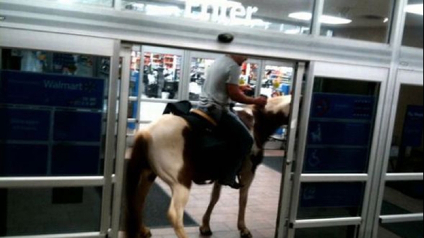 Esta gente acaba de llegar al supermercado americano Walmart para ir de compras