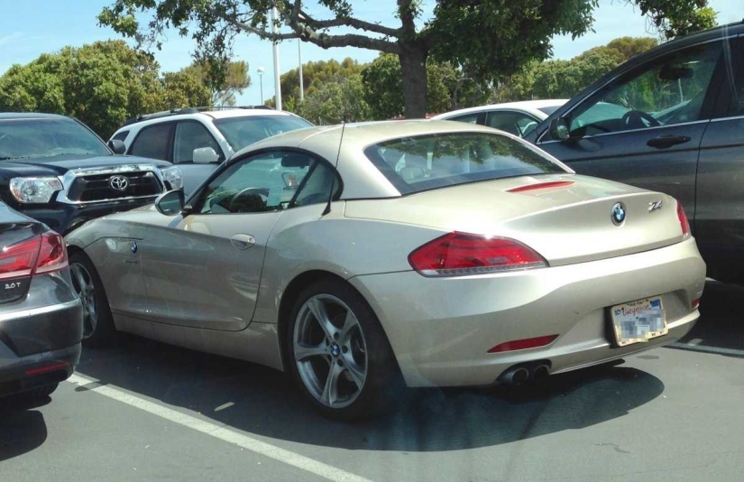Estacionamiento de millonarios: autos lujosos estacionados afuera de la sede de Facebook en California
