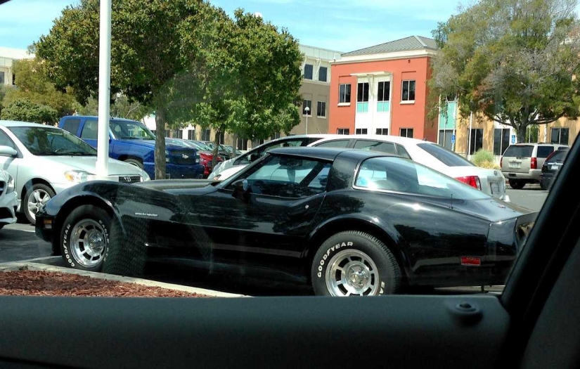 Estacionamiento de millonarios: autos lujosos estacionados afuera de la sede de Facebook en California