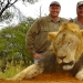 Estadounidense que mató a un famoso león causó furor en Internet y cerró su consultorio dental