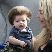 Este bebé de 2 meses ya presume de una cabellera increíble