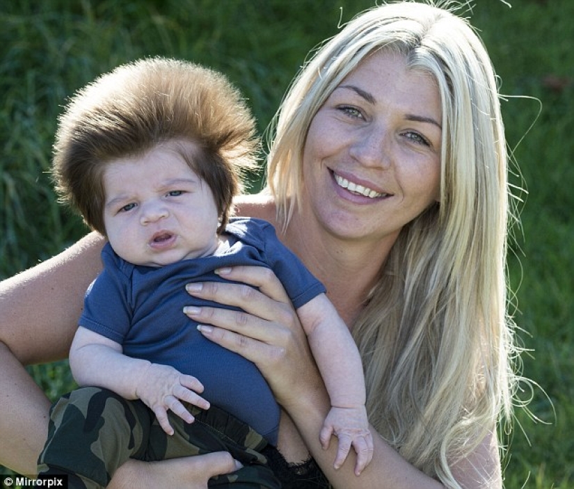 Este bebé de 2 meses ya presume de una cabellera increíble