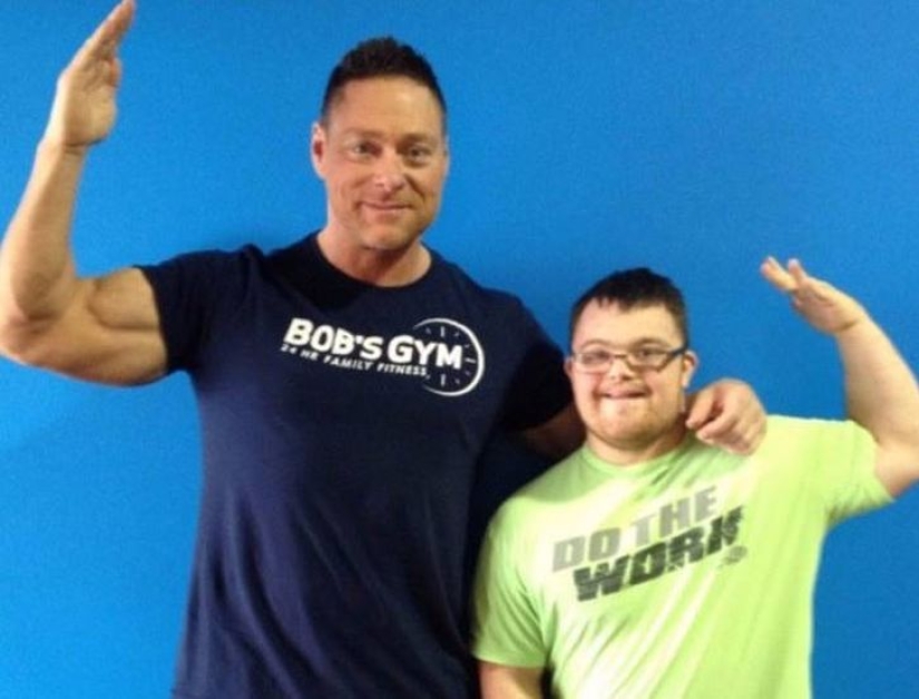 Este chico con síndrome de Down logró cambiarse para competir en una competencia de culturismo