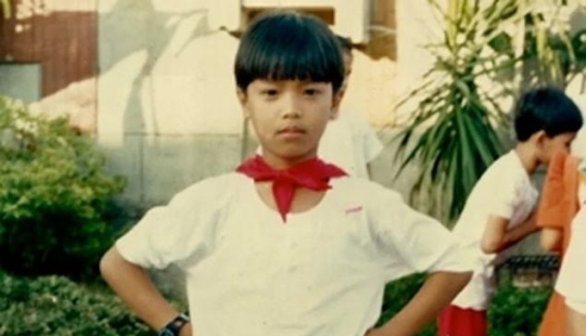 Este chico se convertirá en una famosa modelo de lencería femenina en el futuro. Este chico se convertirá en una famosa modelo de lencería femenina en el futuro.