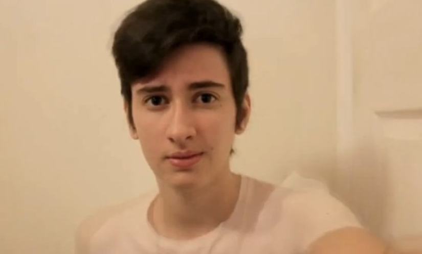 Este chico transgénero se tomó una selfie todos los días durante tres años para mostrar cómo estaba cambiando su rostro