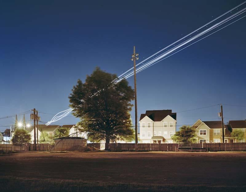 Estelas de luz deslumbrantes de aviones