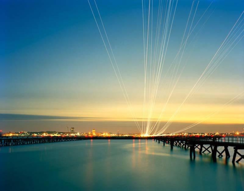 Estelas de luz deslumbrantes de aviones