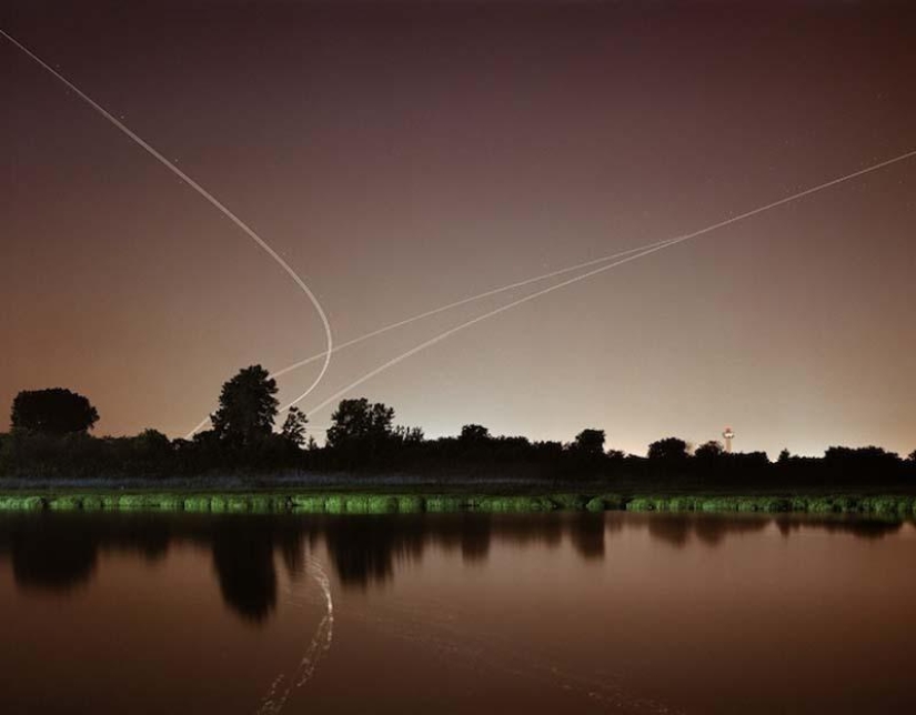 Estelas de luz deslumbrantes de aviones