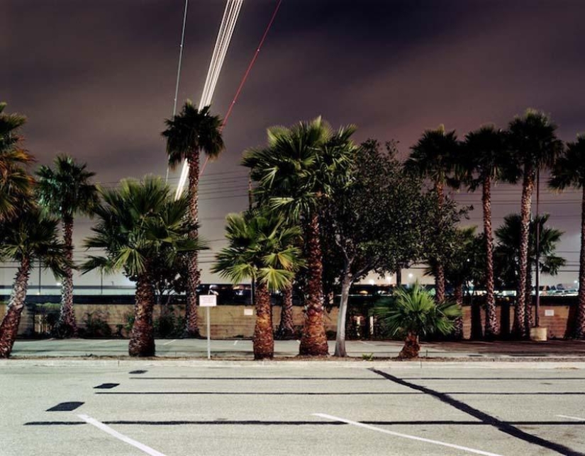 Estelas de luz deslumbrantes de aviones