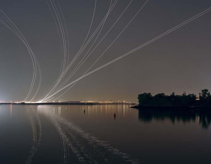 Estelas de luz deslumbrantes de aviones