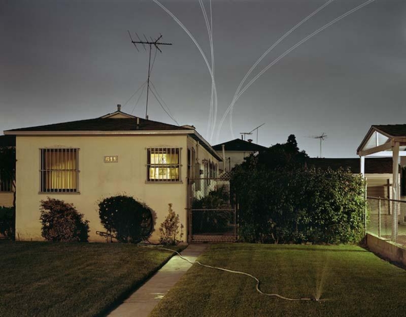 Estelas de luz deslumbrantes de aviones