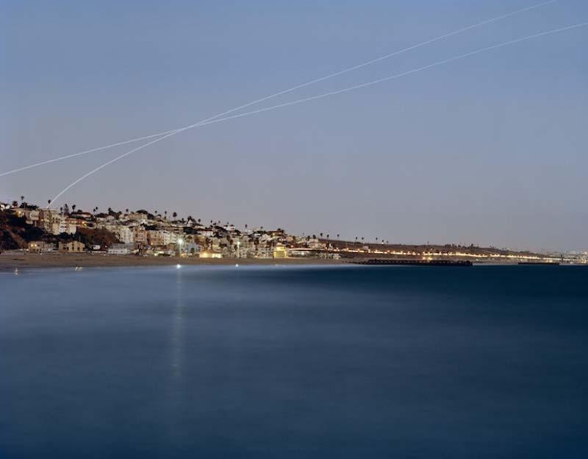 Estelas de luz deslumbrantes de aviones