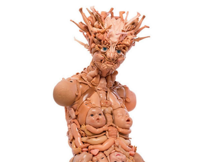 Estos no son juguetes para ti: el escultor crea figuras humanoides a partir de muñecas viejas