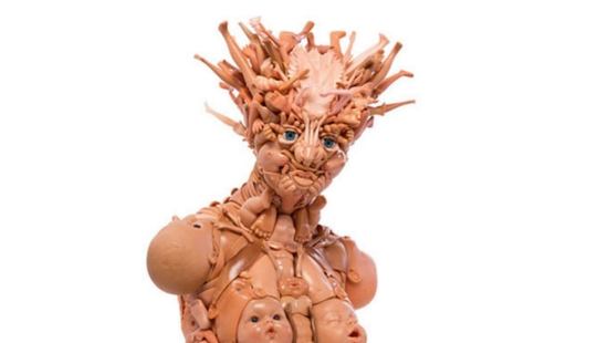 Estos no son juguetes para ti: el escultor crea figuras humanoides a partir de muñecas viejas