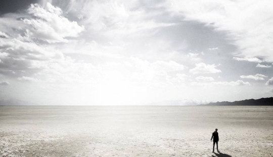 "Estoy parado en medio del desierto, esperando el tren" "Estoy parado en medio del desierto, esperando el tren"