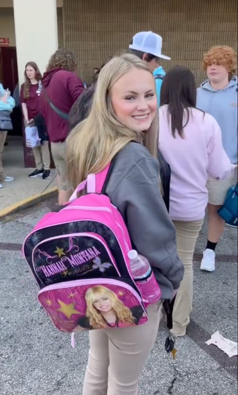 Estudiantes de último año de secundaria llevan mochilas de jardín de infantes a la escuela