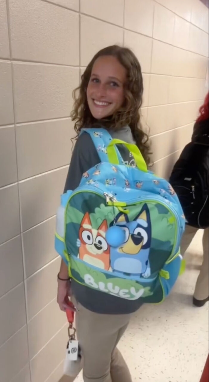Estudiantes de último año de secundaria llevan mochilas de jardín de infantes a la escuela