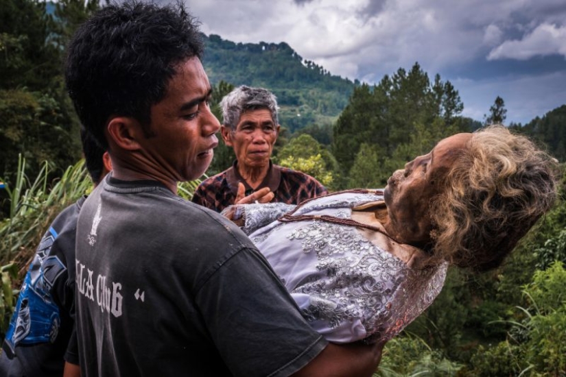Eternal memory: residents of the Indonesian tribe have kept the bodies of deceased relatives in their homes for decades