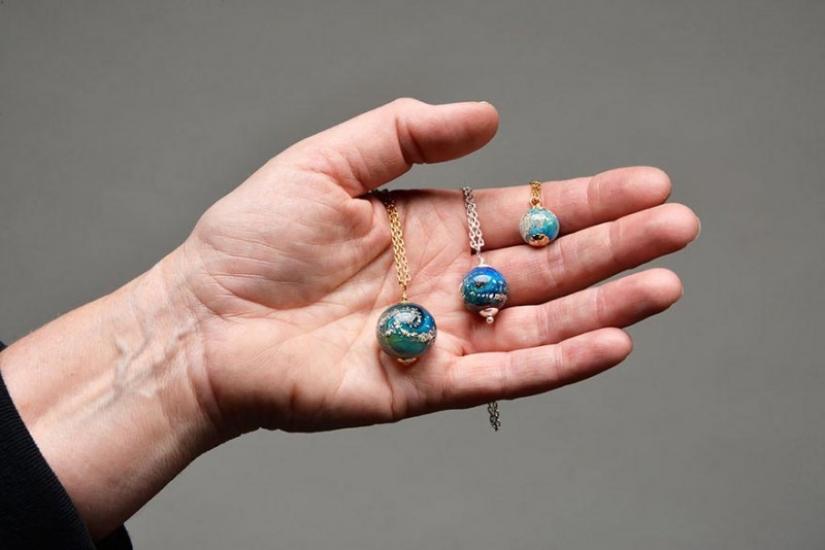 Eternal memory: the artist creates memorial beads from the ashes of the dead people