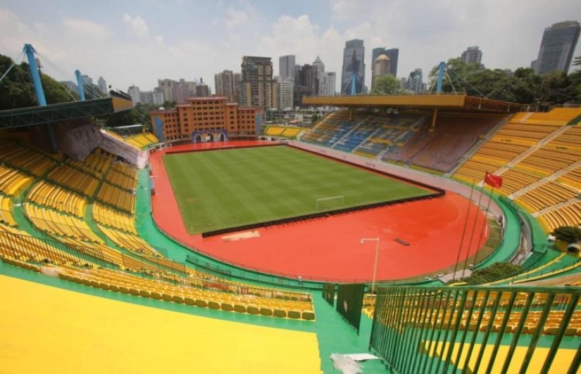 Everything according to Feng shui: the Chinese club painted the stadium in gold for good luck, and it rolled