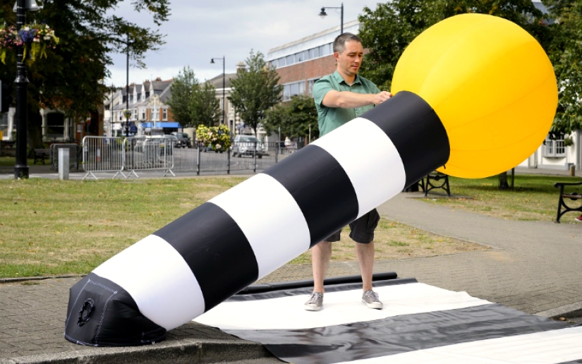Everywhere we have a road the Briton invented a portable "zebra" Pictolic