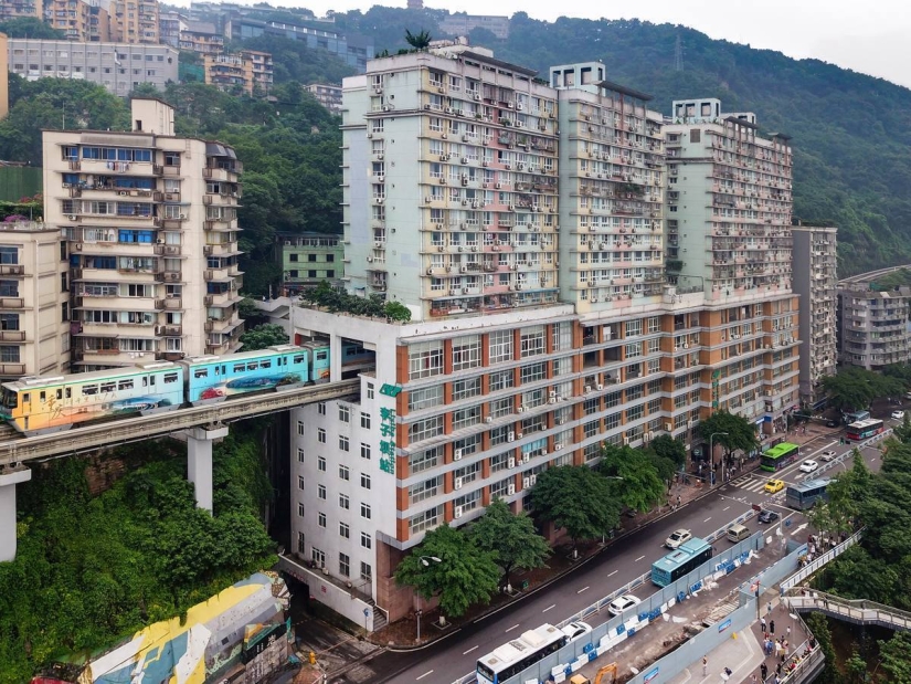 Exclusiva estación de metro Liziba dentro de un edificio residencial en la ciudad china de Chongqing