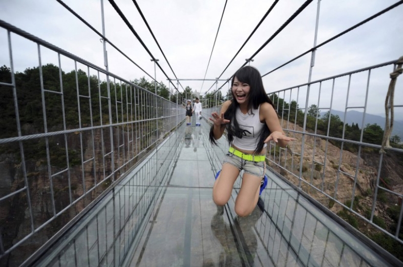 Experience an indescribable feeling: the longest glass bridge in the world!