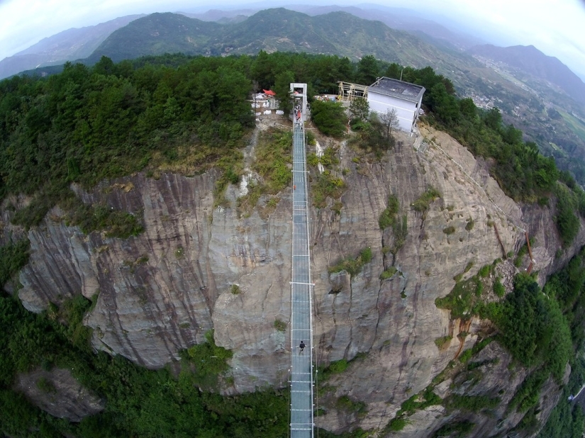 Experience an indescribable feeling: the longest glass bridge in the world!