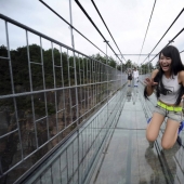 Experience an indescribable feeling: the longest glass bridge in the world!