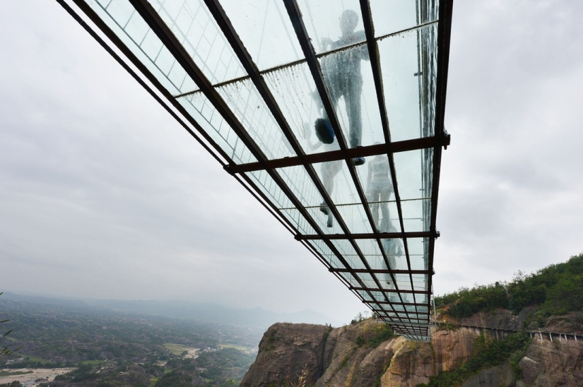 Experience an indescribable feeling: the longest glass bridge in the world!