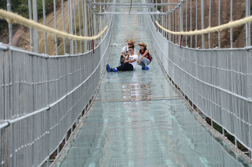 Experience an indescribable feeling: the longest glass bridge in the world!