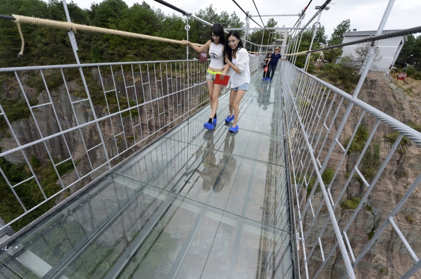 Experience an indescribable feeling: the longest glass bridge in the world!