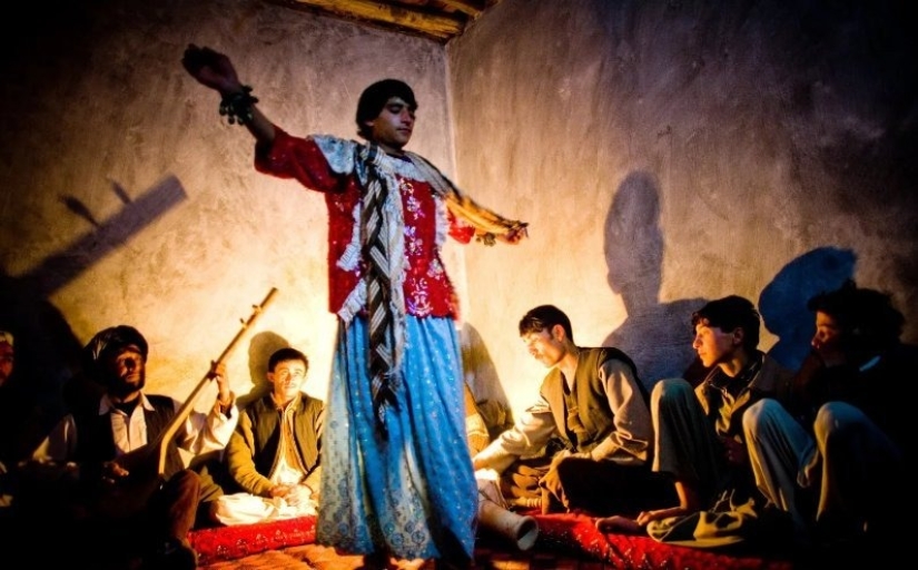 Extraño entretenimiento de hombres en Afganistán: ¿por qué necesitan niños de 10 a 12 años "Bacha-bazi"?