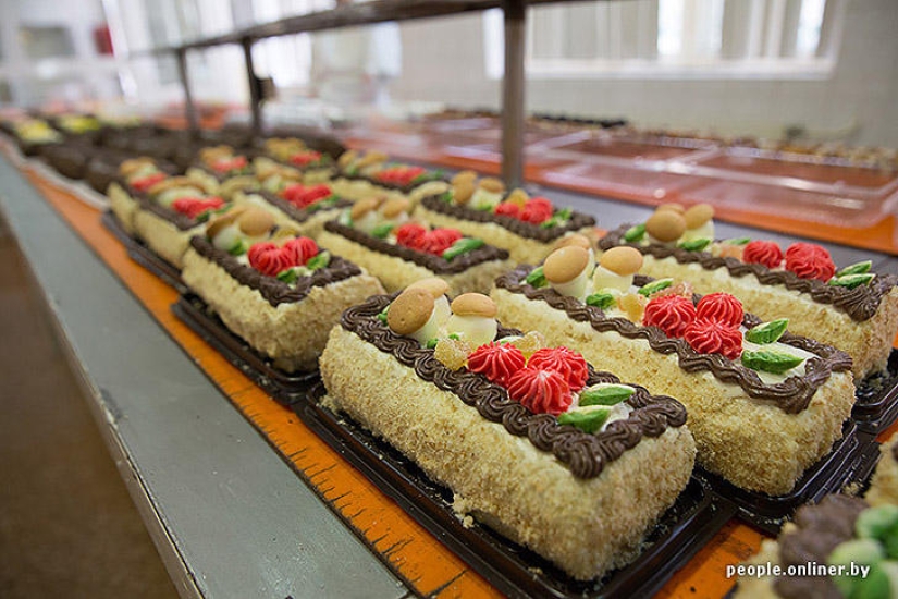 &quot;Fabulous&quot; photo report: how your favorite Soviet cakes are made