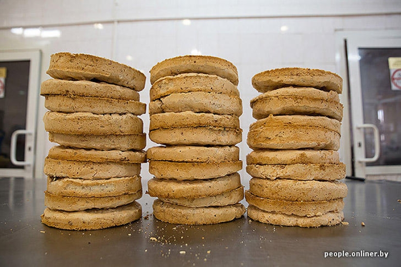 &quot;Fabulous&quot; photo report: how your favorite Soviet cakes are made