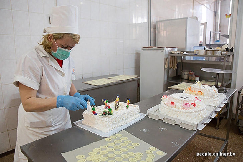 &quot;Fabulous&quot; photo report: how your favorite Soviet cakes are made