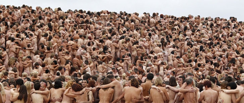 Famine: Spencer Tunick will undress everyone again