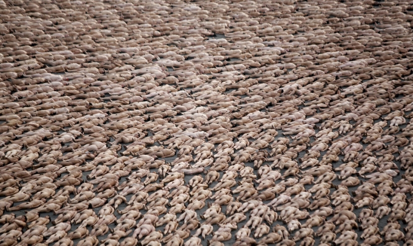 Famine: Spencer Tunick will undress everyone again