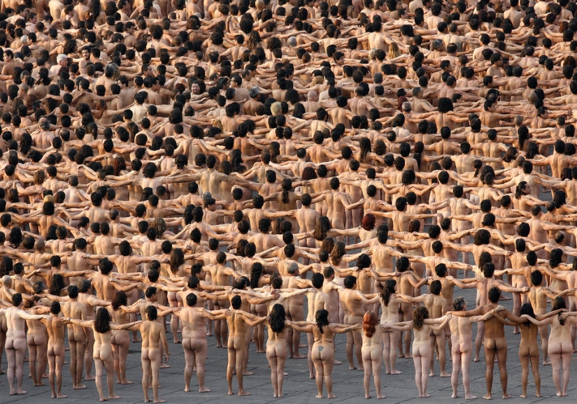 Famine: Spencer Tunick will undress everyone again