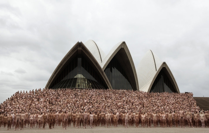 Famine: Spencer Tunick will undress everyone again