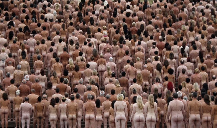 Famine: Spencer Tunick will undress everyone again