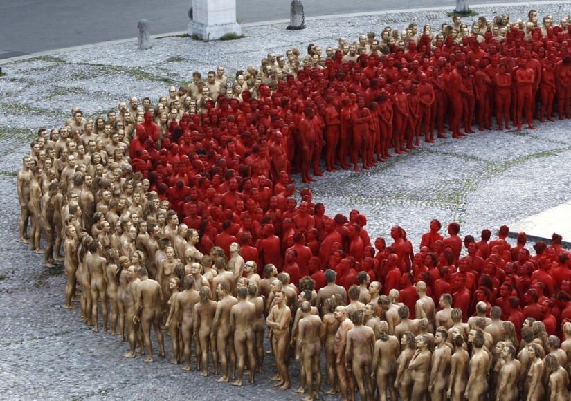 Famine: Spencer Tunick will undress everyone again