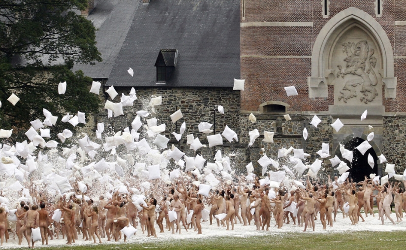 Famine: Spencer Tunick will undress everyone again