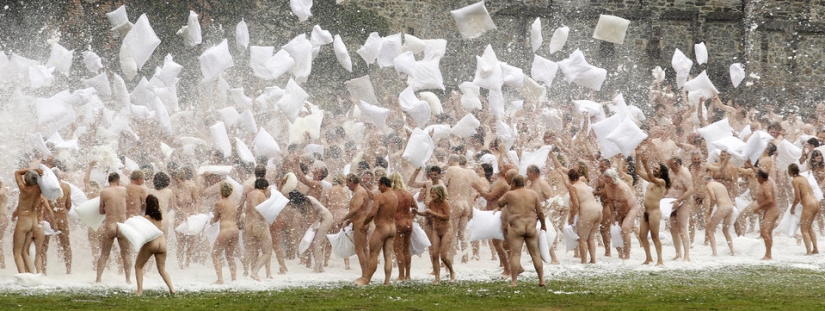 Famine: Spencer Tunick will undress everyone again